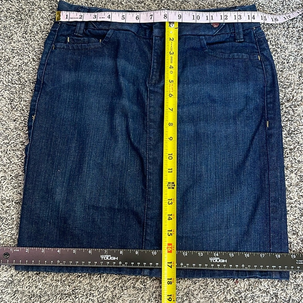 Tommy Hilfiger jean skirt size 2 LIKE NEW